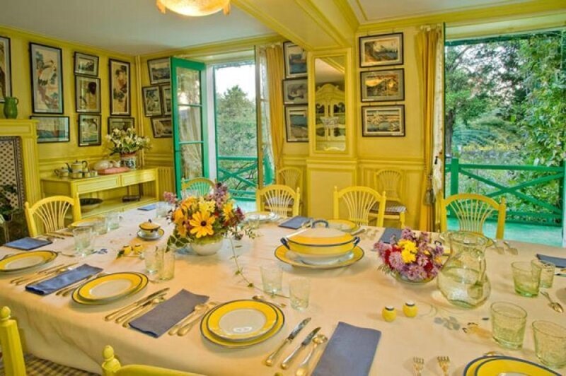 table_dressee_dans_la_salle_a_manger_de_monet
