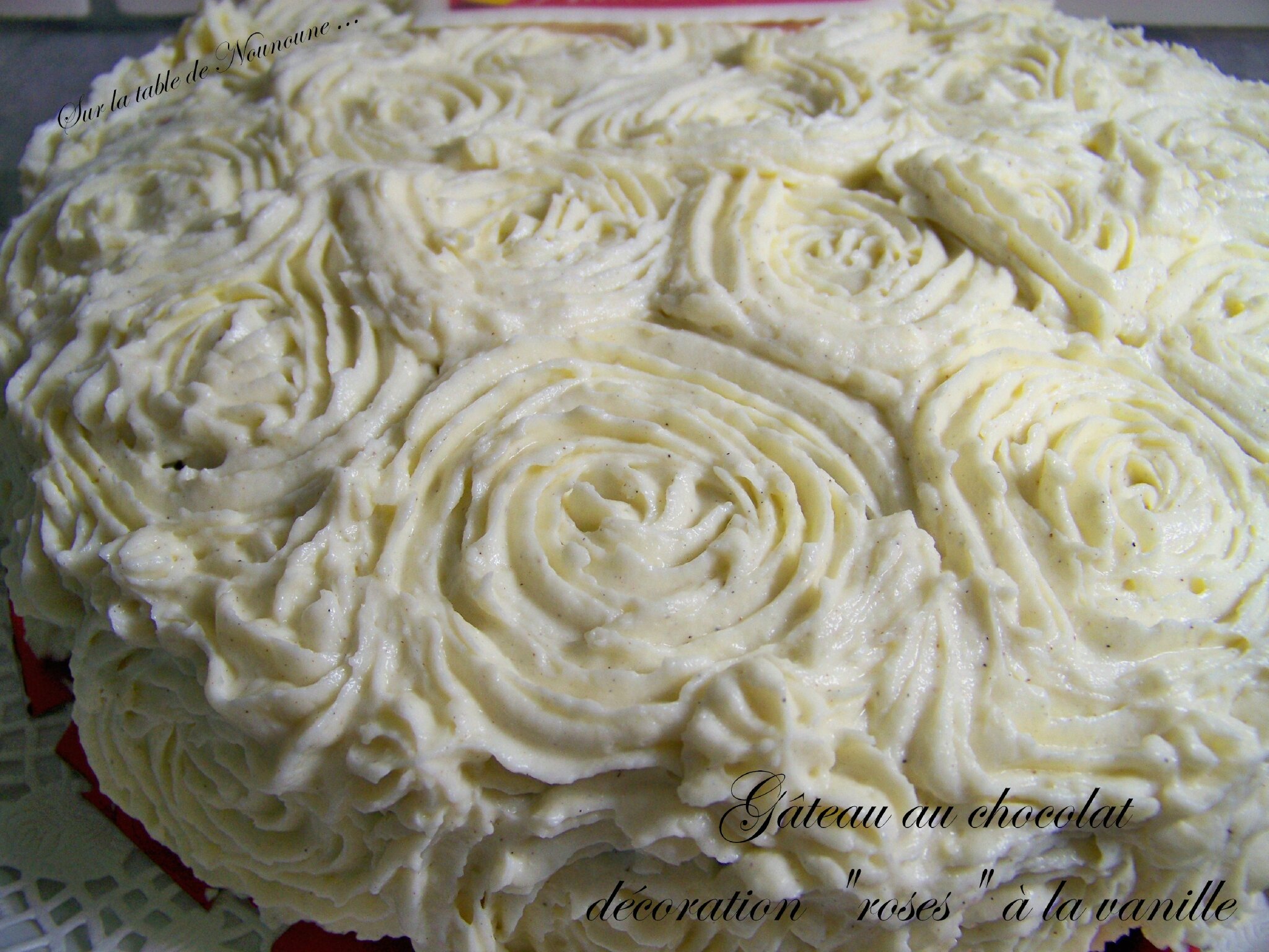 Gateau au chocolat, décoration "roses" à la vanille sur la table ...