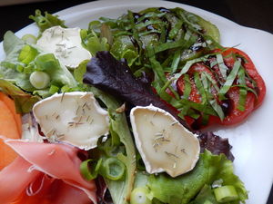 Salade_sucr_e_sal_e__color_e_et_pleine_de_saveurs_gros_plan_salade