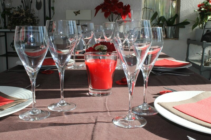 Table Marron Rouge Pour Un Dejeuner D Anniversaire Adulte La