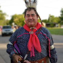 Geoffrey Standing Bear prêt pour les danses traditionnelles