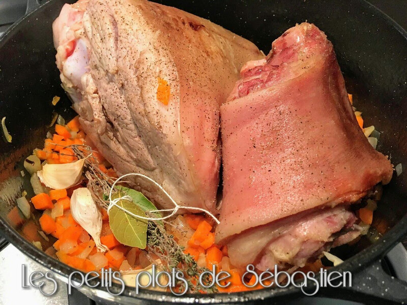 Jarrets de porc confits à la bière et frites maison - Les petits plats ...