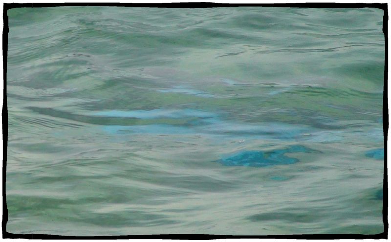 Voyez ce reflet bleu: un immense plastique dans l'eau ...