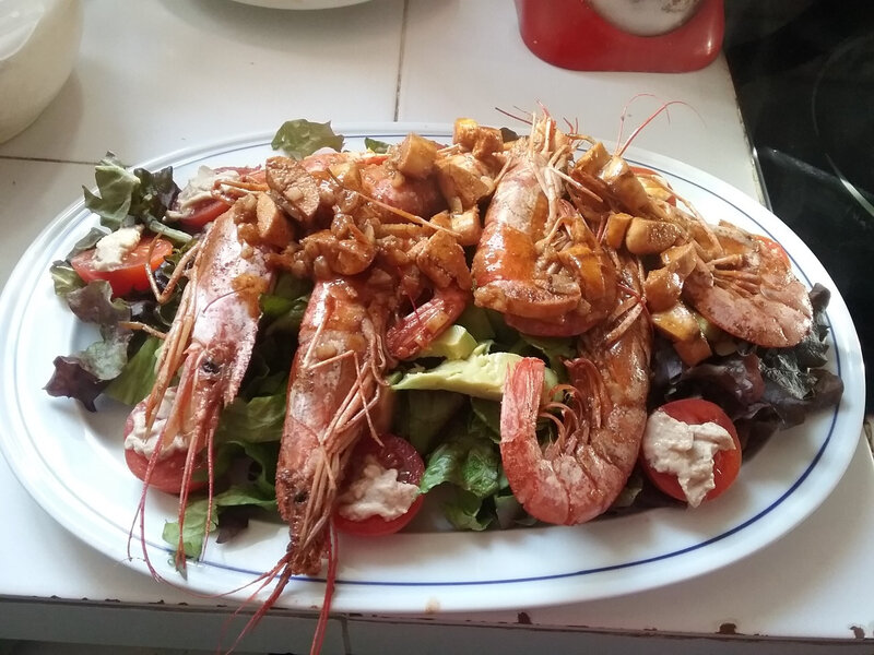 Salade de gambones et anneaux de calamars aux tomates1