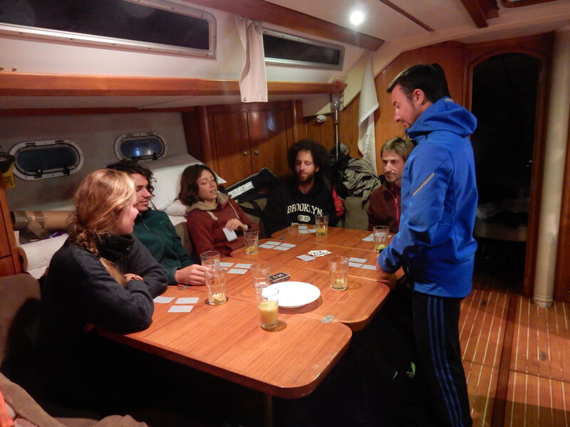 Début de soirée dans le carré du Sun Odyssey Quint II, 27 octobre 2019