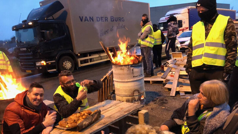 38e45162226625374ee5c7a8d006fbb1-argentan-les-gilets-jaunes-campent-sur-leurs-positions (1)