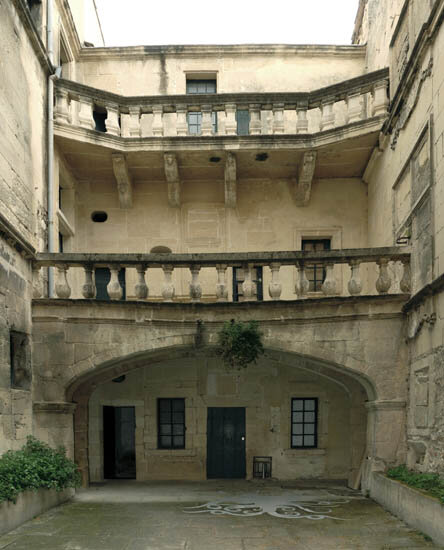 Barreme Manville cour hôtel Arles