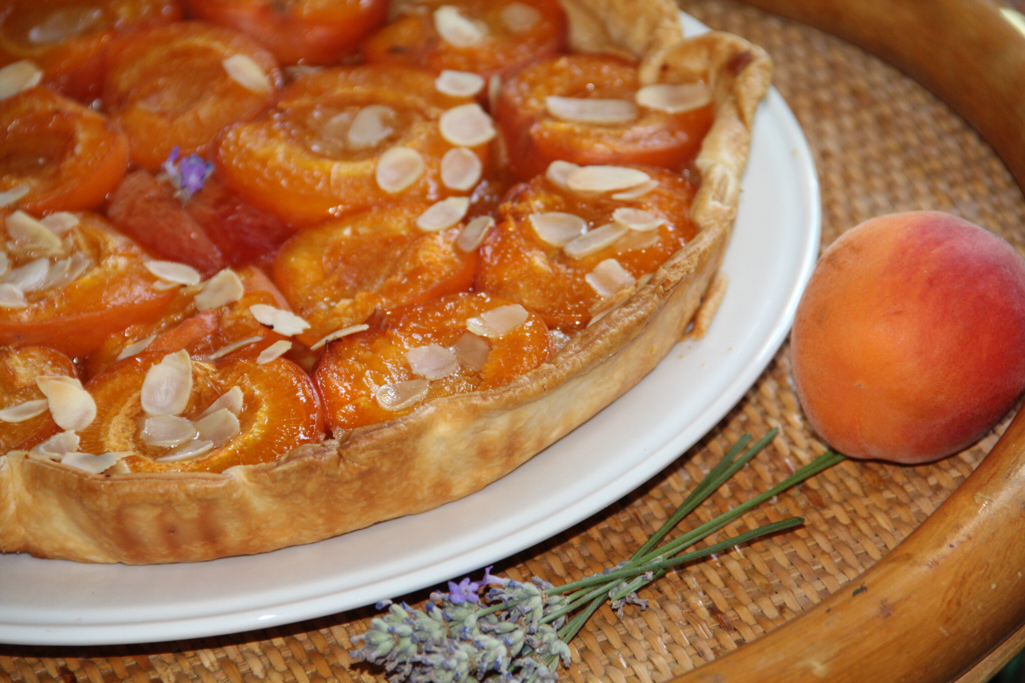 TARTE AUX ABRICOTS, AMANDES ET LAVANDE - \