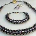 Parure nacrée mauve, noir et or