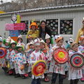 738-Clowns, indiens et poussins.