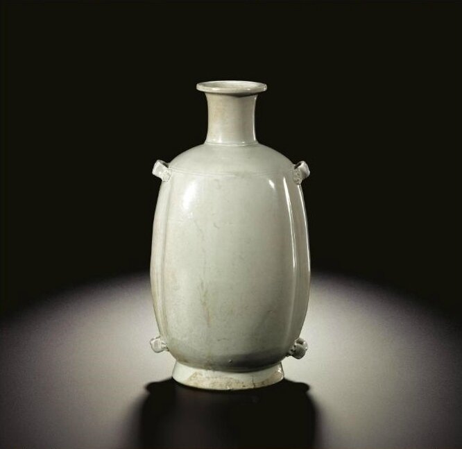 A rare white stoneware 'Melon' vase, Five Dynasties