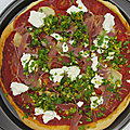 Pizza au jambon cru, tomates cerise, chèvre et grémolata