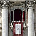 Le pape françois prononce la bénédiction urbi et orbi à la basilique saint-pierre