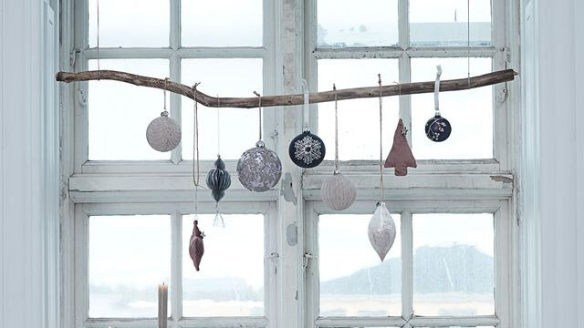suspension-de-noel-realisee-avec-une-branche-et-des-decorations_6112018