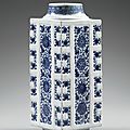 Vase en porcelaine tendre bleu blanc, cong, dynastie qing, xviiie siècle