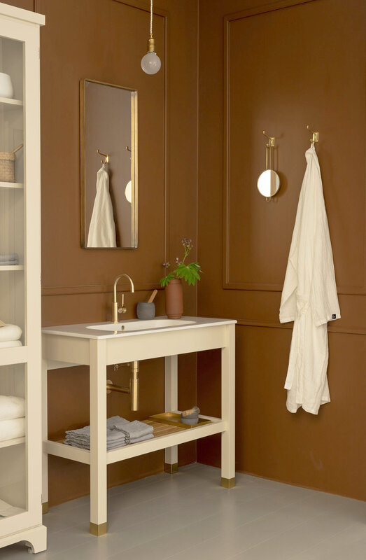 SALLE DE BAIN Classic in the color Sand, cabinet for towels with glass doors