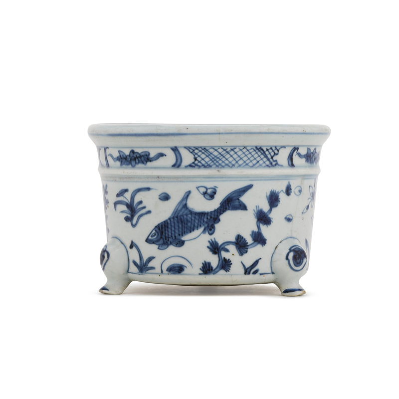 A small blue and white tripod censer, Ming dynasty, 16th century