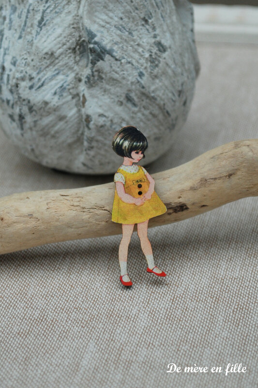 fillette brune robe jaune