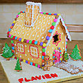Maison de noël en sablés ( style maison en pain d'épices ) pour l'anniversaire de flavien 9 ans.