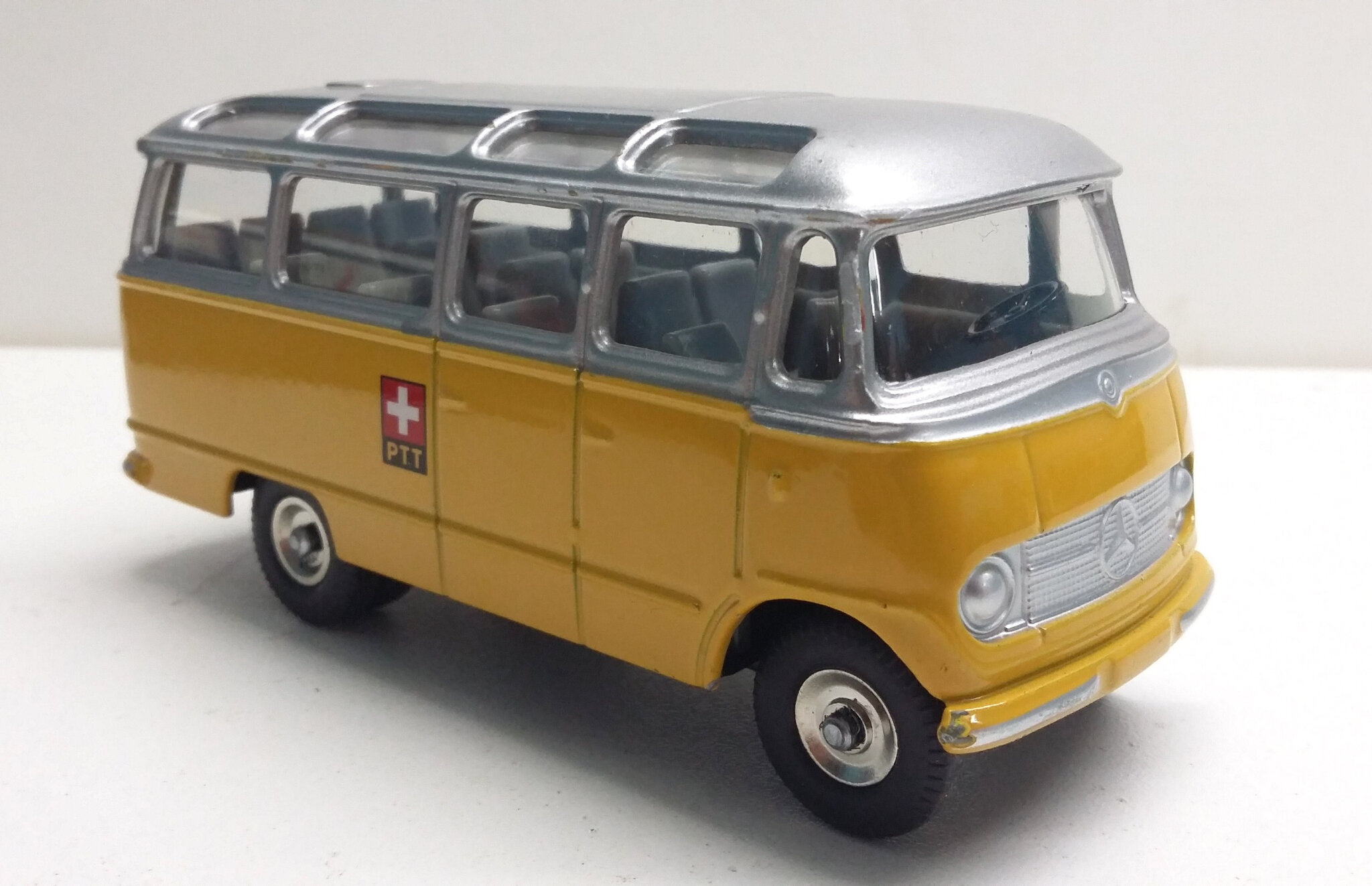Mercedes minibus O309 Poste Suisse. Dinky Toys Atlas. 541. Stefautocollection74