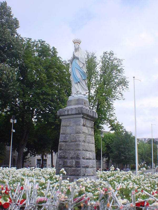Lourdes, la Vierge couronnée