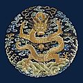 Médaillon impérial en soie brodée. chine, dynastie qing, xviiième siècle