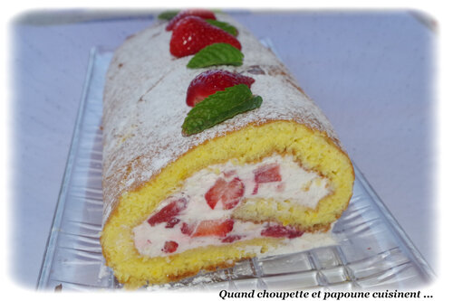 Biscuit Roule Aux Fraises Chantilly Legere Quand Choupette Et Papoune Cuisinent