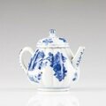 A Chinese export blue and white porcelain tea pot with cover, Qianlong Period (1736-1795). Photo VERITAS ART AUCTIONEERS