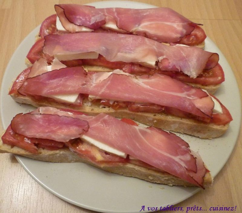 Tartines tomate/mozzarella/jambon cru A vos tabliers, prêts... cuisinez