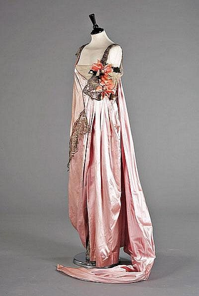 A pink satin Worth ball gown - Eloge de l'Art par Alain Truong