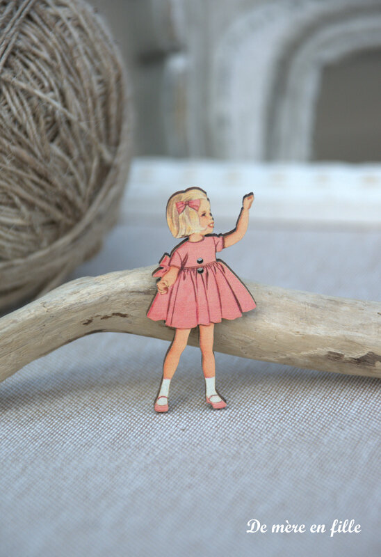 fillette blonde robe rose