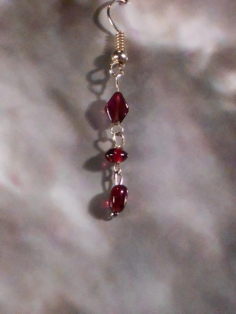 22 Boucles d'oreille en grenat. 3 €