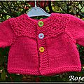 Un petit gilet-brassière rose au tricot