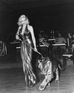 William_Travilla-dress_gold-dress_marilyn_maxwell-1954-08-23-Las_Vegas-2-1a