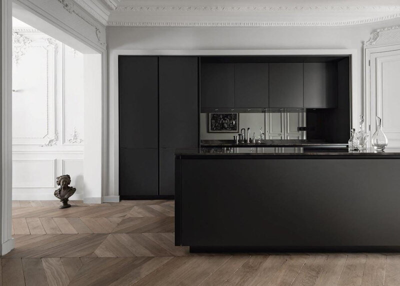 xcuisine-noir-appartement-haussmannien-contraste-parquet-ancien-e1481734462664_jpg_pagespeed_ic_GC3vBPs793