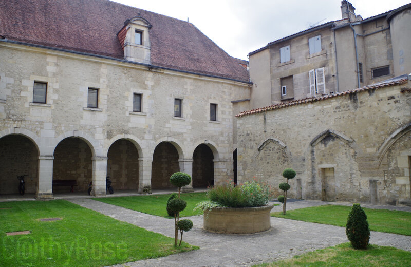 && cloître du prieuré St-Léger (1)