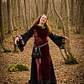 Robe médiévale, robe elfique en velours de soie et lin avec fausse-fourrure