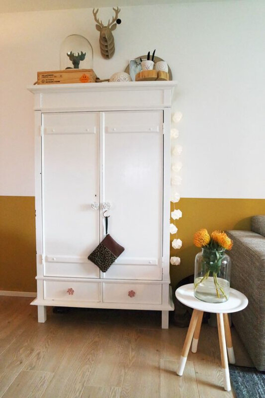 armoire-de-salon-blanc-vintage-table-d-appoint-scandinave-bois-mur-peint-en-ocre-jaune-moutarde-et-blanc