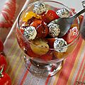 Salade d'été: tomates, oignons caramélisés et billes de chèvre-pavot
