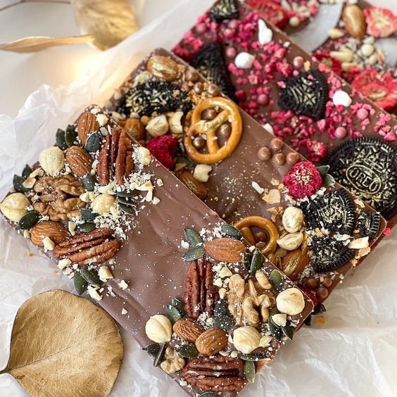 Cadeaux gourmands fait maison : les plaques de chocolat décorées