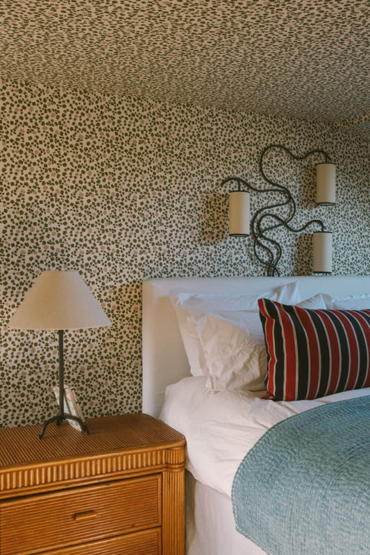 wallpaper-bedroom-white-headboard-nordroom-1000x1500
