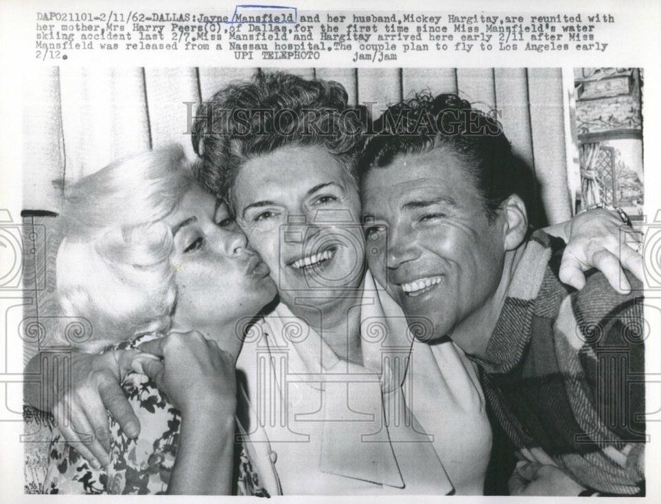 jayne-1962-11-02-dallas-with_family-1
