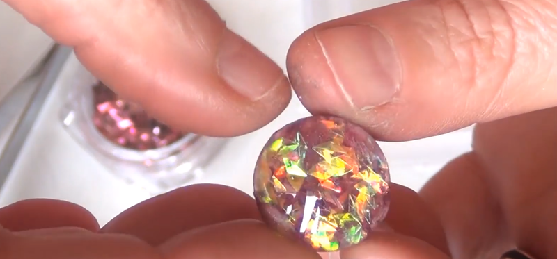Comment faire une opale rapide avec de la résine UV et quelques paillettes