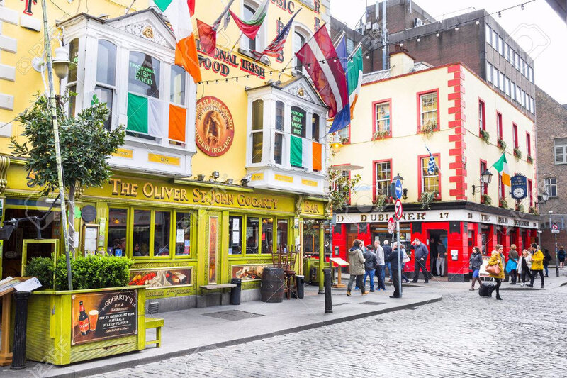 56457185-les-touristes-à-pied-dans-le-quartier-de-temple-bar-dublin-irlande