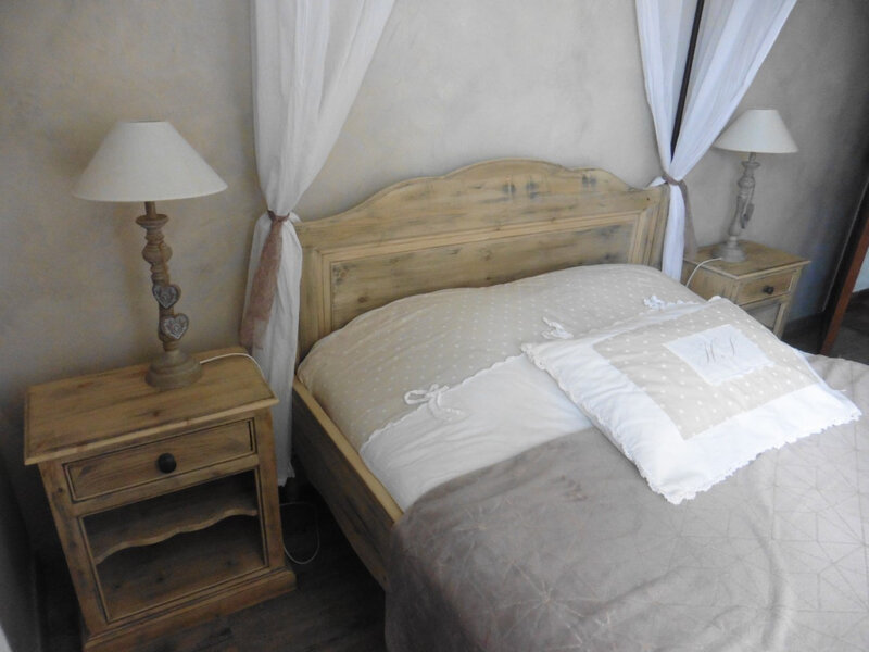 chambre à coucher sapin, pin, épicéa ciré miel doré relooké façon campagne indu muriel huguet relooking rénovation meuble peinture patine