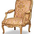 Exceptionnel fauteuil en hêtre entièrement mouluré et doré. époque louis xv, vers 1740-1745