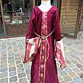 Robe médiévale pour petite fille rose avec fleurs de lys