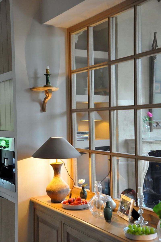 verrière-intérieure-bois-peint-gris-perle-rebord-lampe-poser-décorations
