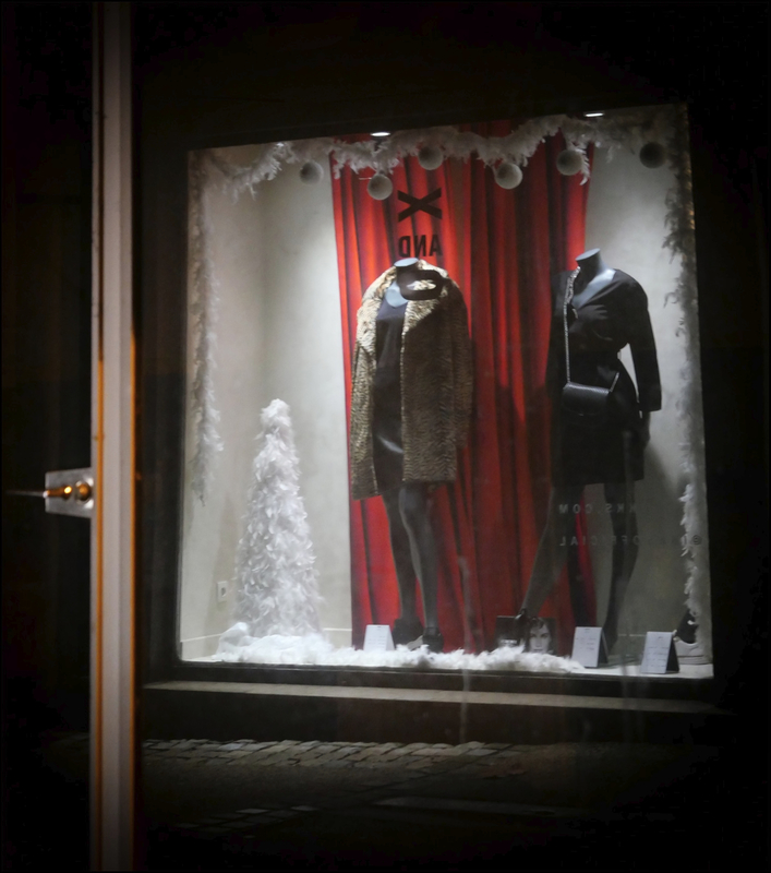 Niort nuit vitrine rouge et noire 071220