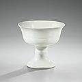 Coupe à pied en porcelaine à glaçure blanche, marque et époque qianlong
